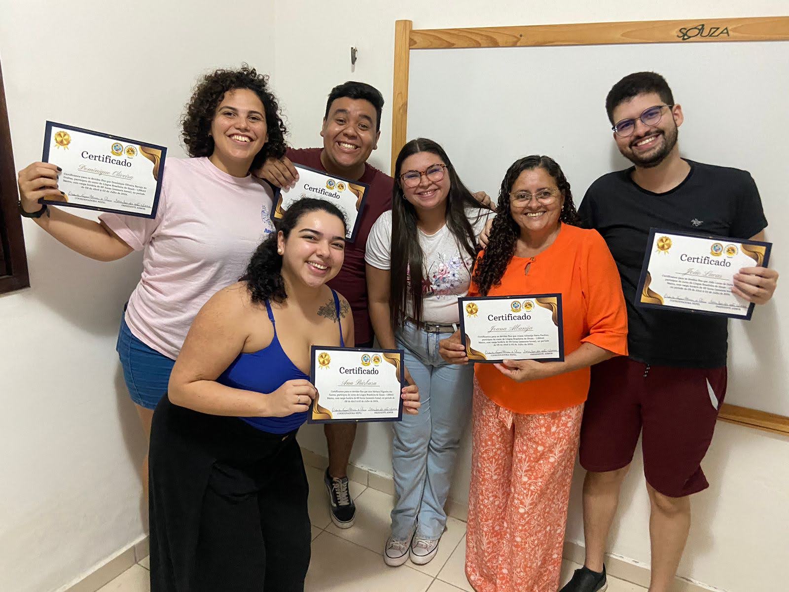 Turma concluindo com os certificados