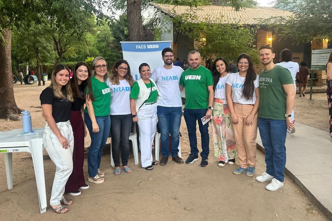 Visita da reitora e do vice-reitor da UERN e da diretora da FACS ao stand do NEADD