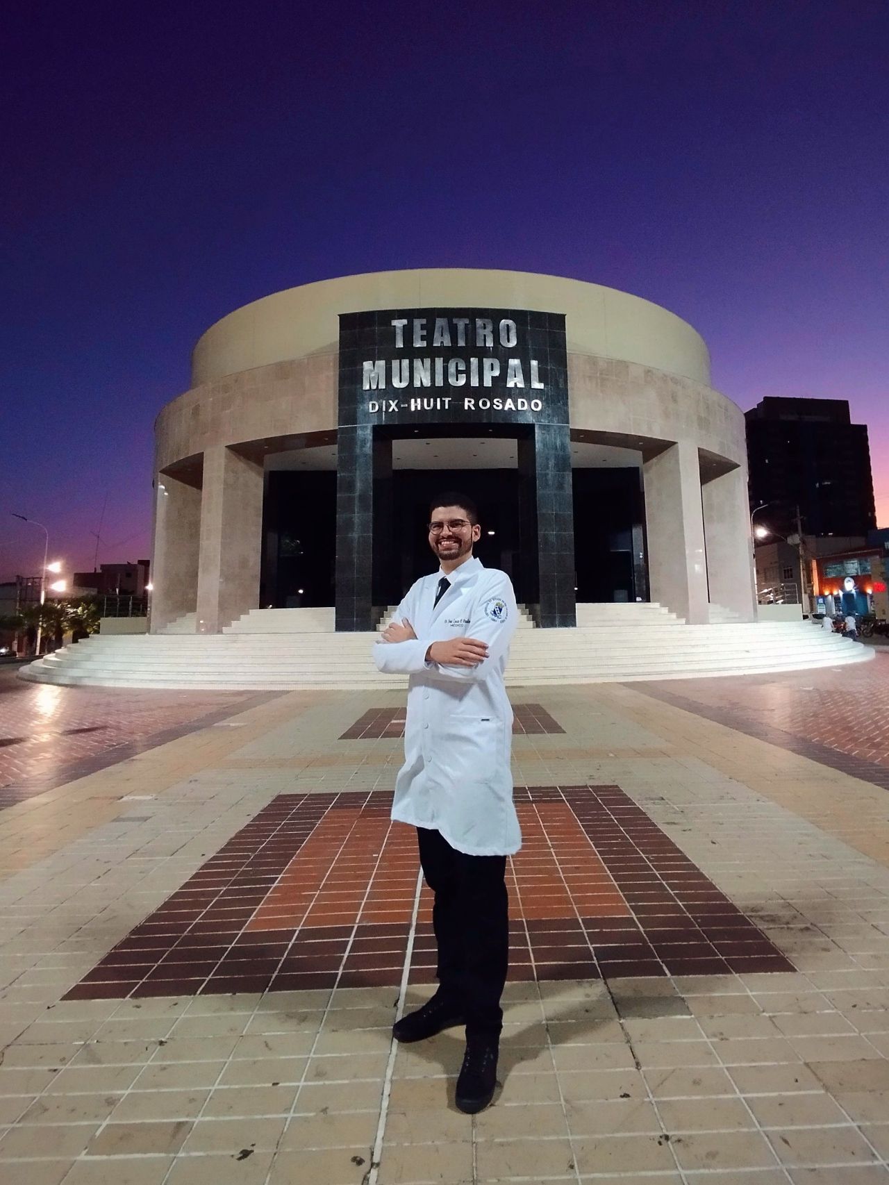 AFotografia em frente ao tradicional Teatro Municipal Dix-Huit Rosado