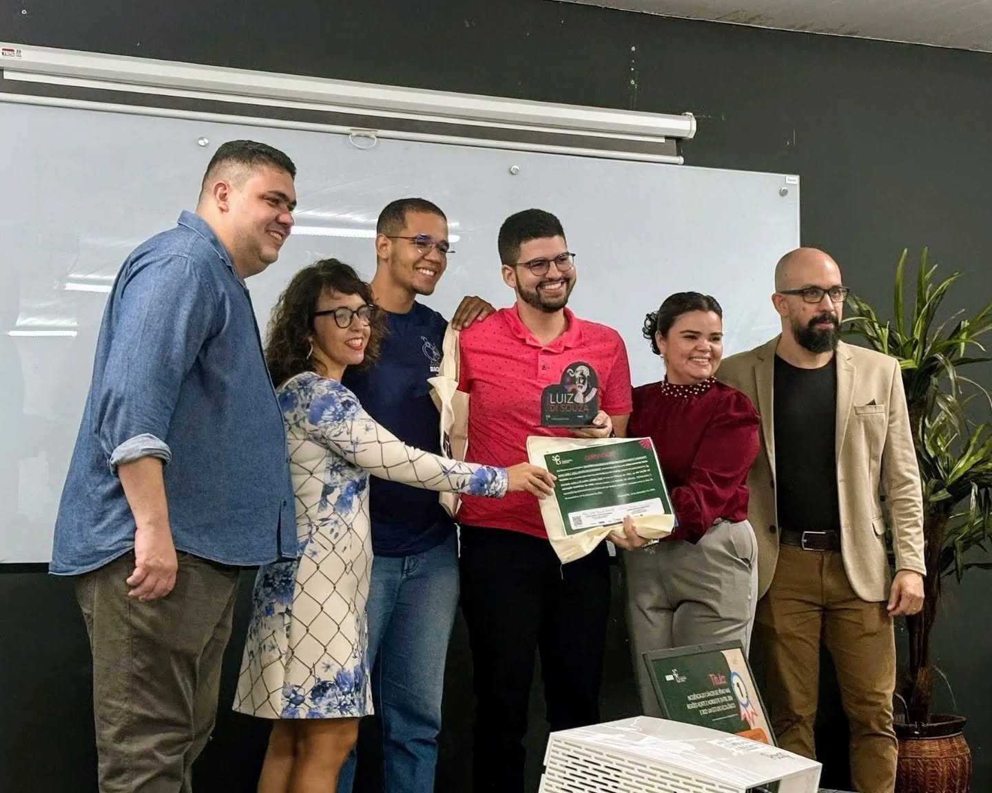 Entrega do prêmio pela reitora da UERN, Cicília Maia, com a presença de outras autoridades da instituição